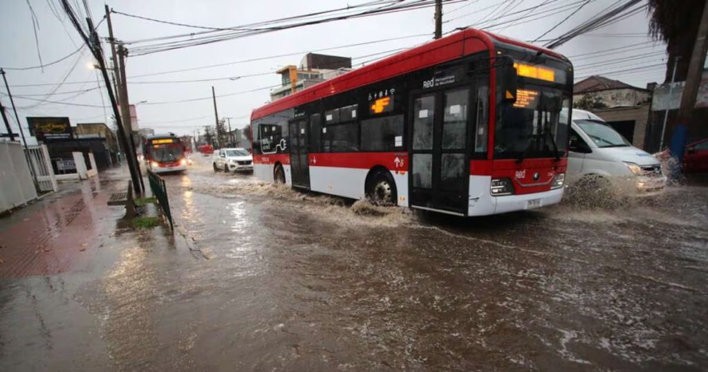 Ciclón Traerá Clima Extremo a 11 Regiones de Chile