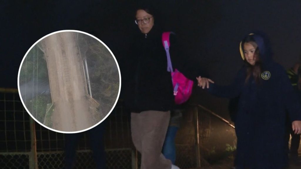 Niños de Melipilla Enfrentan Travesía Diaria por Puente Inestable