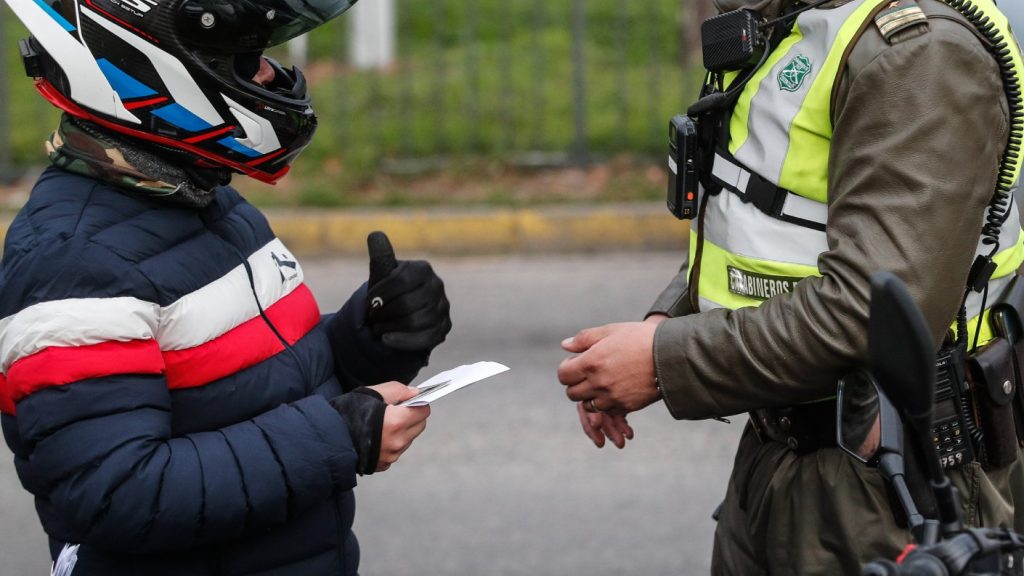 Contraloría revela serias fallas en controles de tránsito de Carabineros
