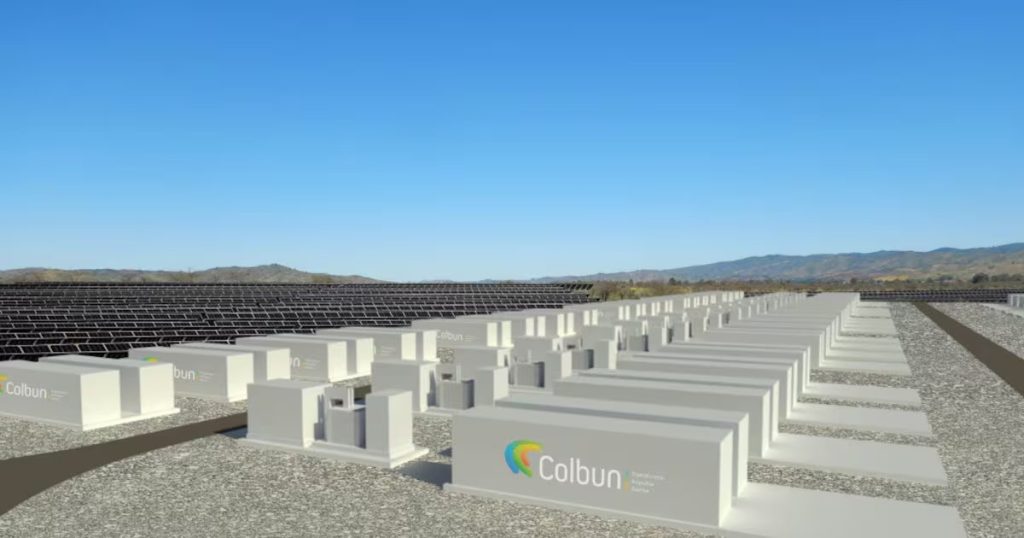 Colbún enfrenta caída en ganancias por menor generación de energía.