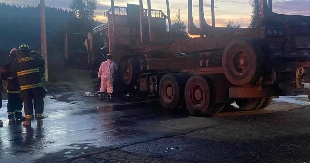 Atentado en La Araucanía: Incendian Camión en Ruta Crítica