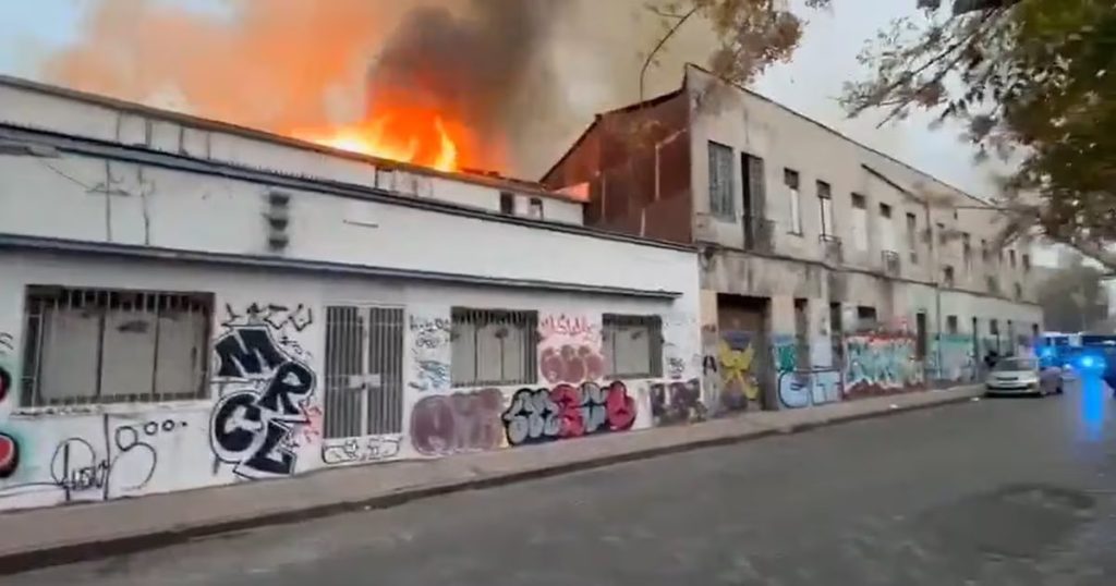 Incendio en Santiago moviliza a 12 compañías de bomberos
