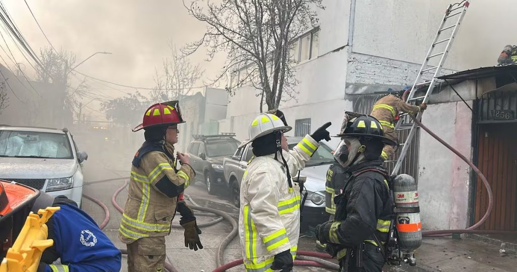 Incendio en Santiago Moviliza a 14 Compañías de Bomberos