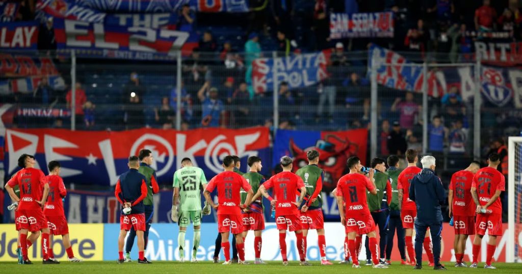 Conmebol investiga a la U: posibles sanciones en camino.