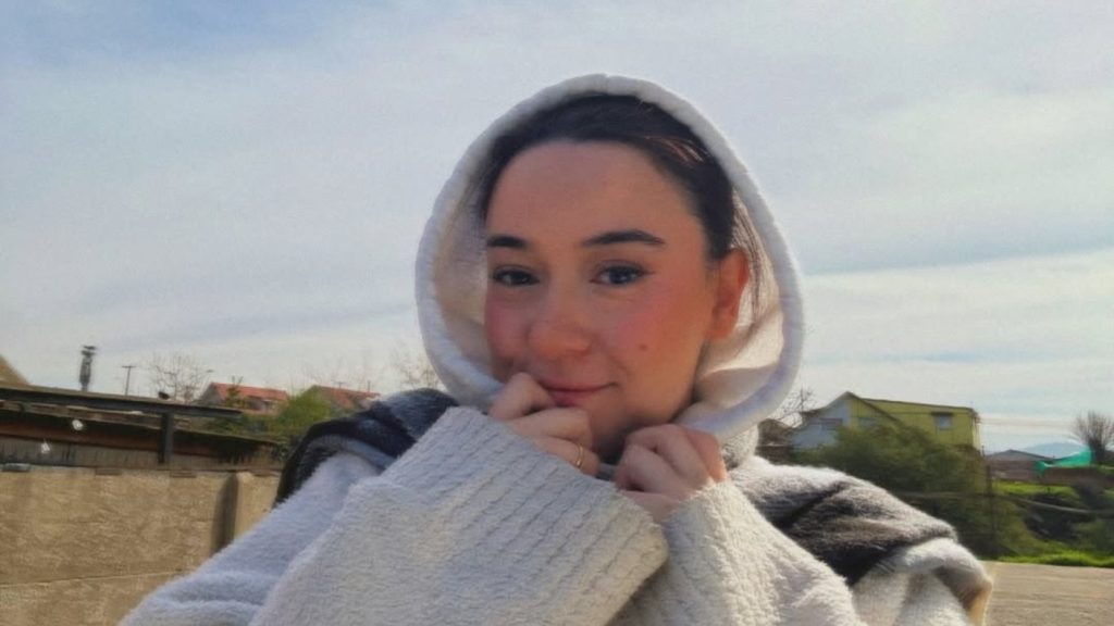 Christell Rodríguez deslumbra en los Premios Pulsar 2025 con su estilo único.