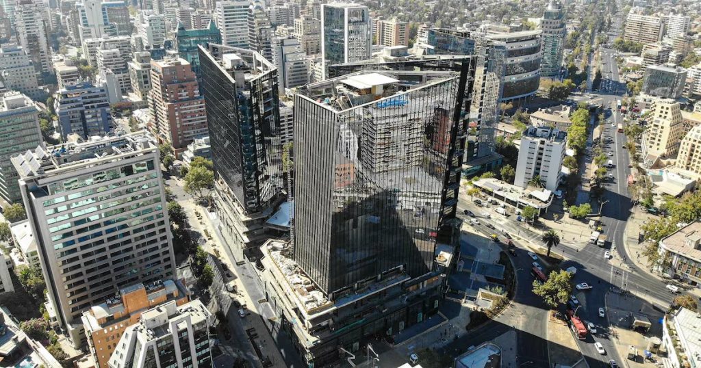 Edificios Emblemáticos: La Nueva Cara Corporativa de Santiago