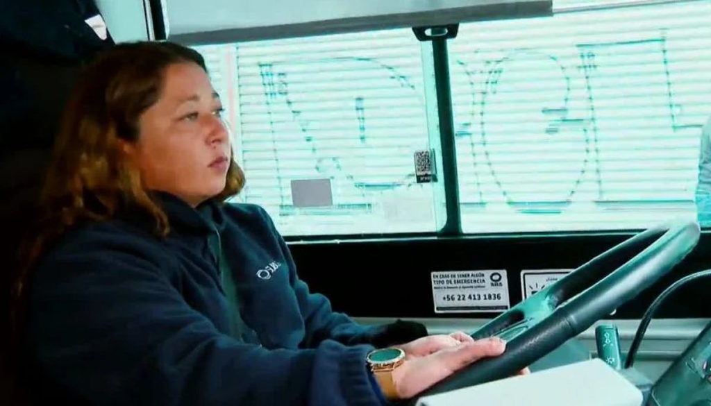 Aumento de Mujeres al Volante Revoluciona el Transporte en Santiago