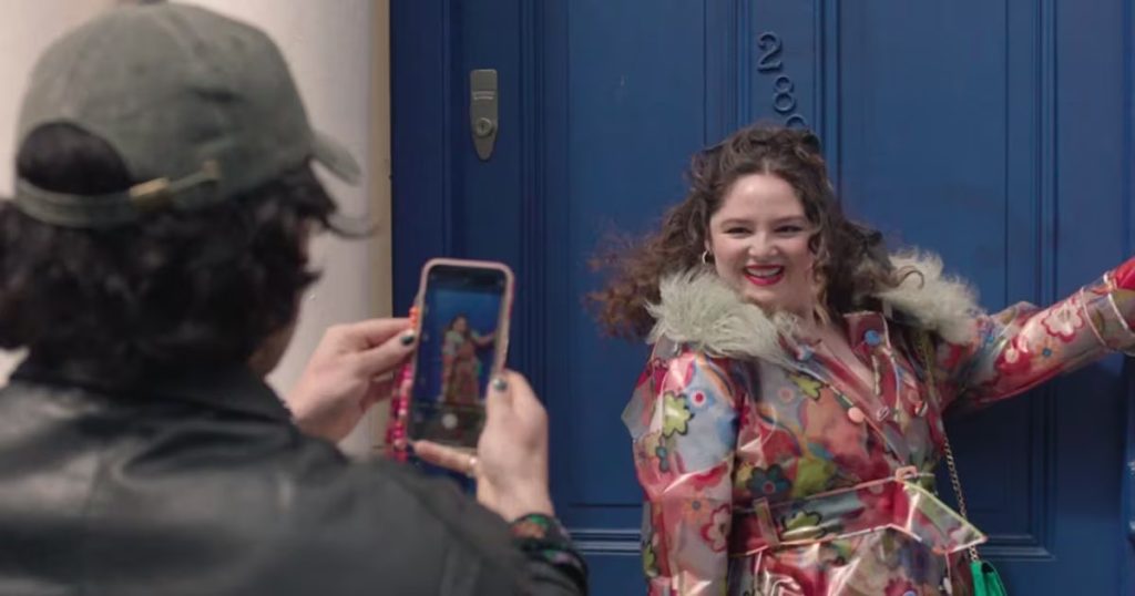 La comedia romántica “Demasiado” regresa con audacia y frescura.