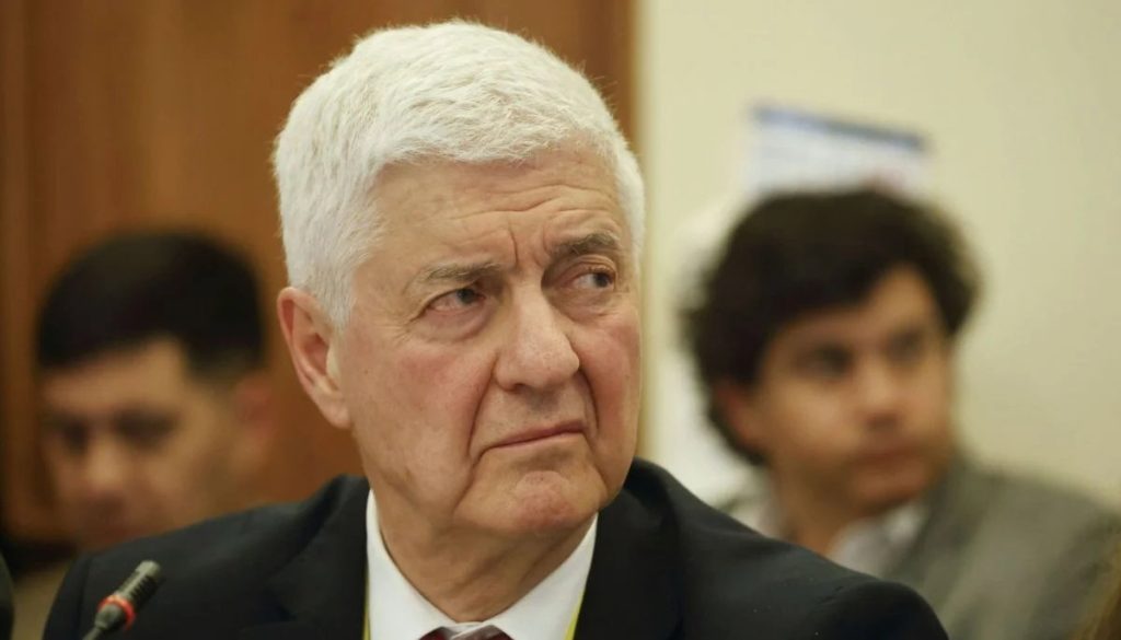 Gobierno pide renuncia a Etcheberry por controversia fiscal