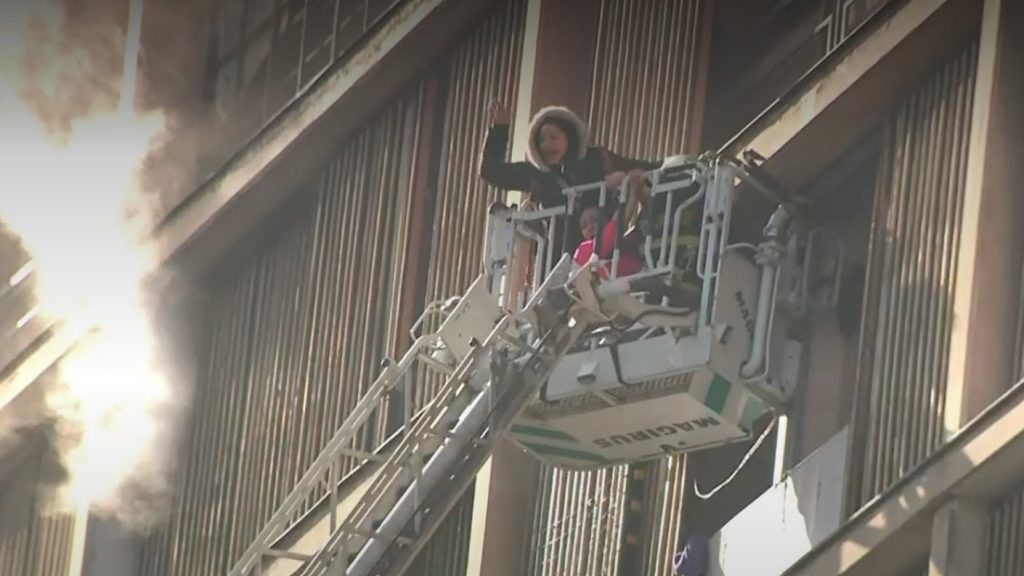 Bombero desafía el peligro en rescate durante incendio en Santiago