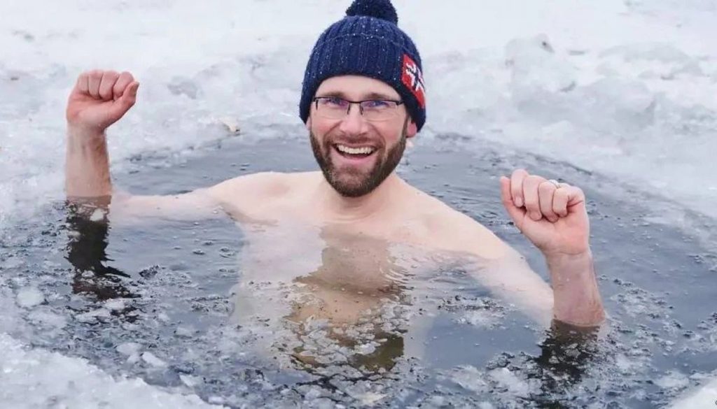 La moda de bañarse en hielo: ¿es beneficioso o riesgoso para la salud?
