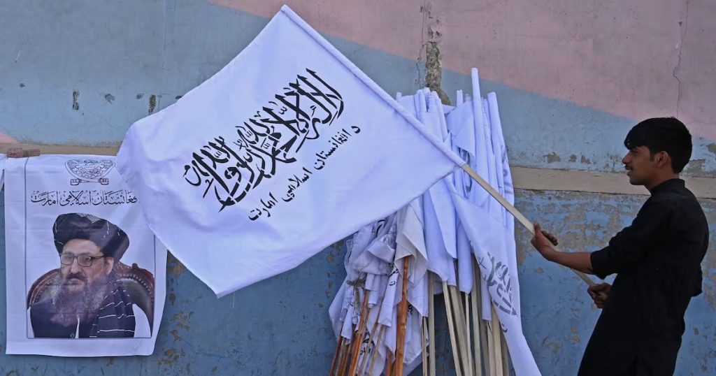 Rusia rompe el aislamiento al reconocer al gobierno talibán.