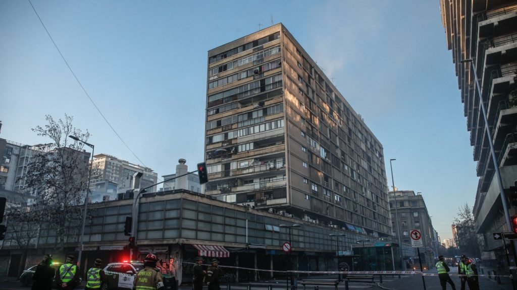 Mujer Intoxicada en Incendio de Santiago se Encuentra en Riesgo Vital