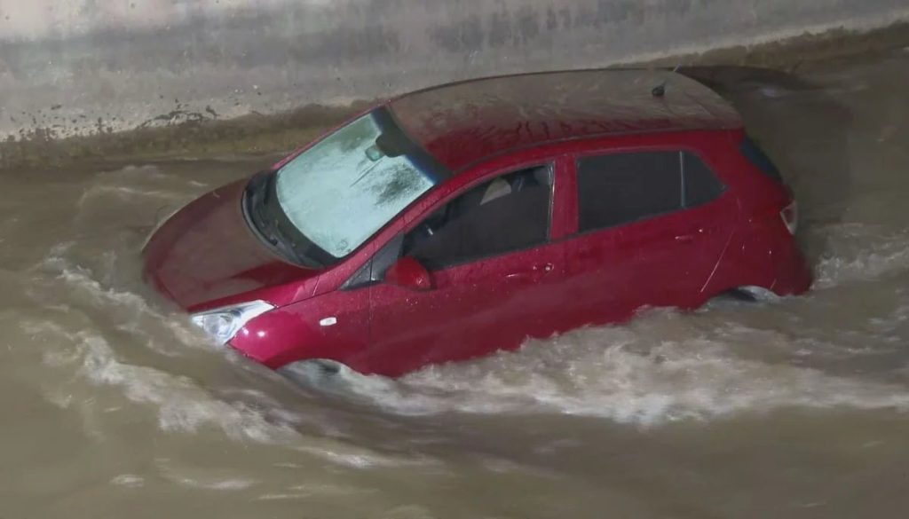 Auto cae a canal en La Florida durante clase de manejo
