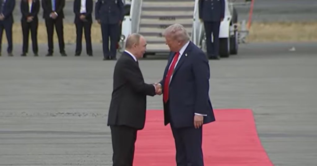 Trump amenaza con sanciones económicas a Rusia por su invasión a Ucrania