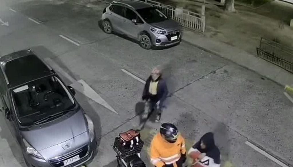 Alcalde de Conchalí ayuda a repartidor tras violento asalto