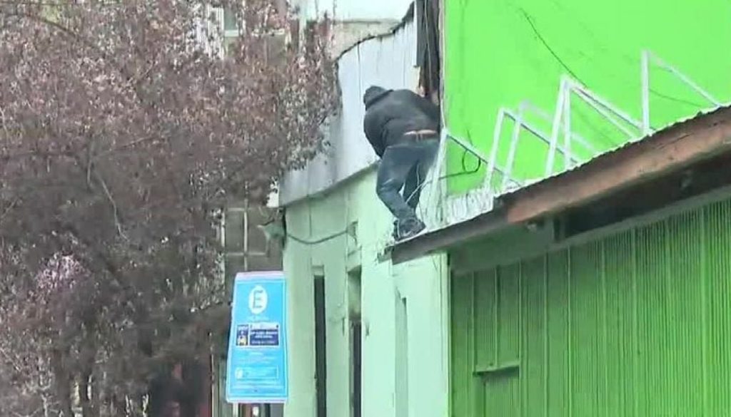 Fiesta clandestina en Chile termina en tragedia y caos policial.