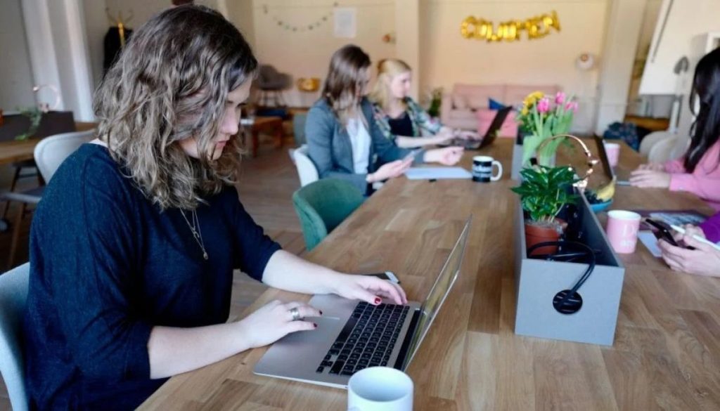 Desempleo Femenino en Chile Aumenta a 450 Mil Mujeres Desocupadas