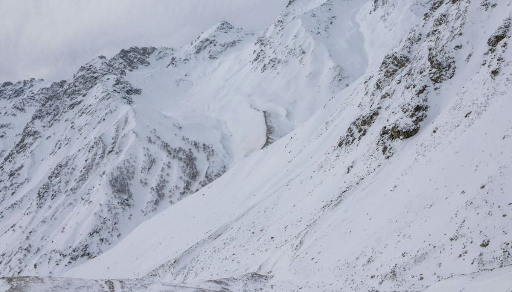Avalancha en La Parva: Esquiadores imprudentes generan alarma.