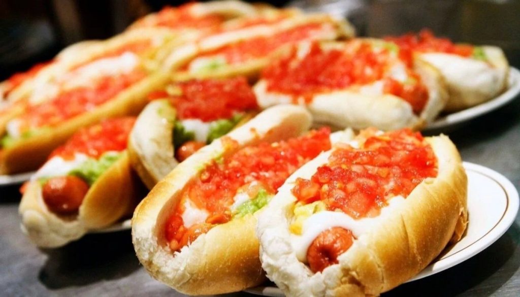 Cierra icónico local de completos en Santiago tras 23 años de historia