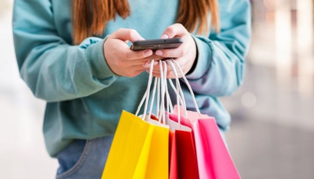 Cierre de emblemática tienda de calzado en Santiago conmueve a clientes.