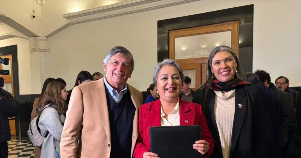 Jeannette Jara defiende a Mario Marcel y desafía a su partido