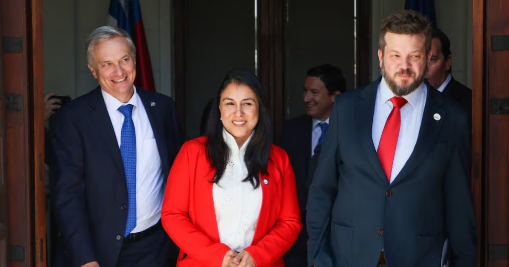 Tensión en la derecha: Kaiser y Kast enfrentan críticas internas.