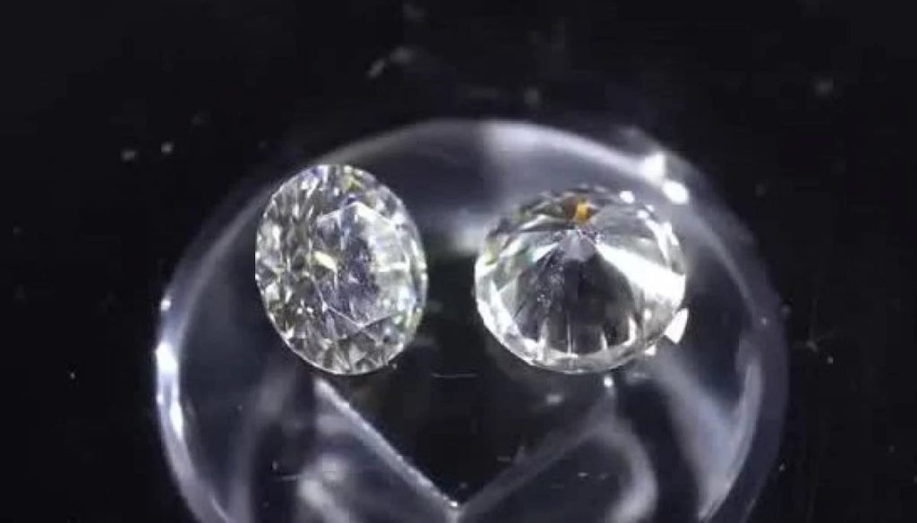 Fraude Millonario a Tía Rica por Venta de Diamantes Falsos