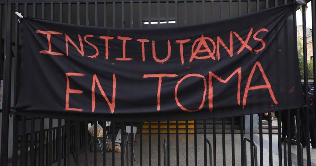 Desbordes y el Reto de las Tomas en Liceos Emblemáticos: Un Análisis Profundo