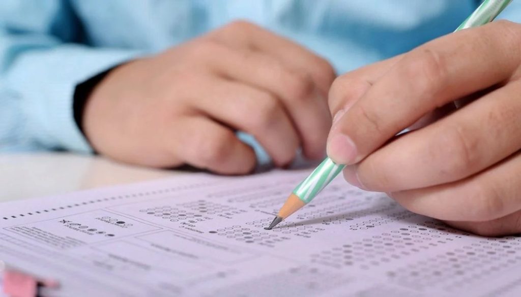 Estudiante sufre paro cardíaco en examen mientras compañeros continúan.