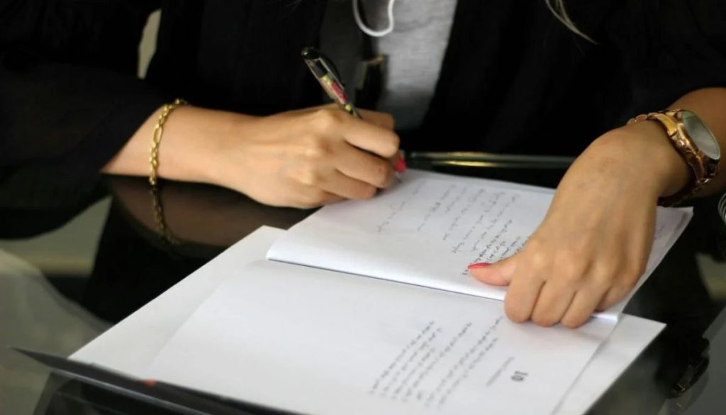 Fraudes notariales en Chile: Urge modernizar el sistema.