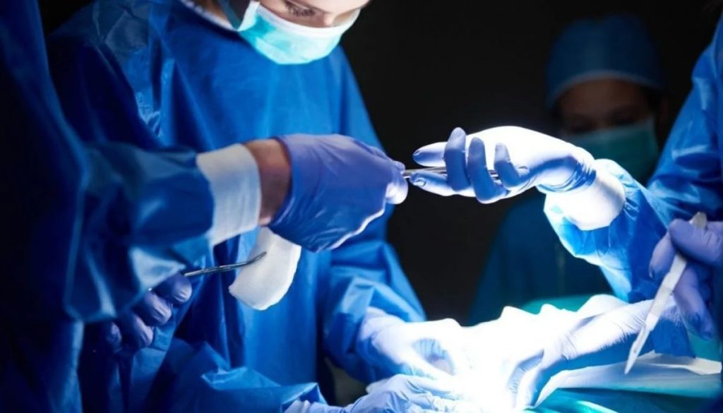 Descubren cuchillo en el pecho de un hombre tras 8 años de investigación