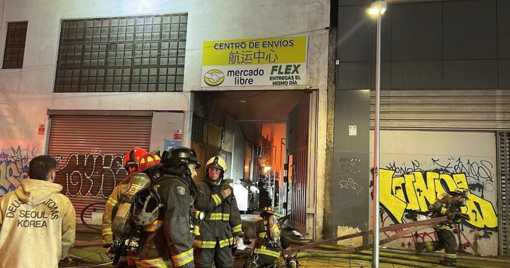 Bomberos Controlan Incendio Masivo en Bodegas del Barrio Meiggs