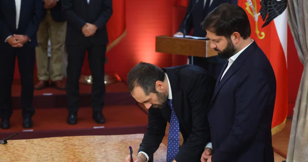 Gabriel Boric nombra a Nicolás Grau como Ministro de Hacienda