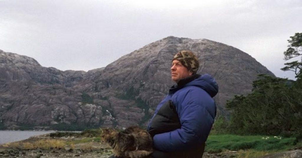 Aislamiento en la Patagonia: Un Hombre y su Gato en la Naturaleza