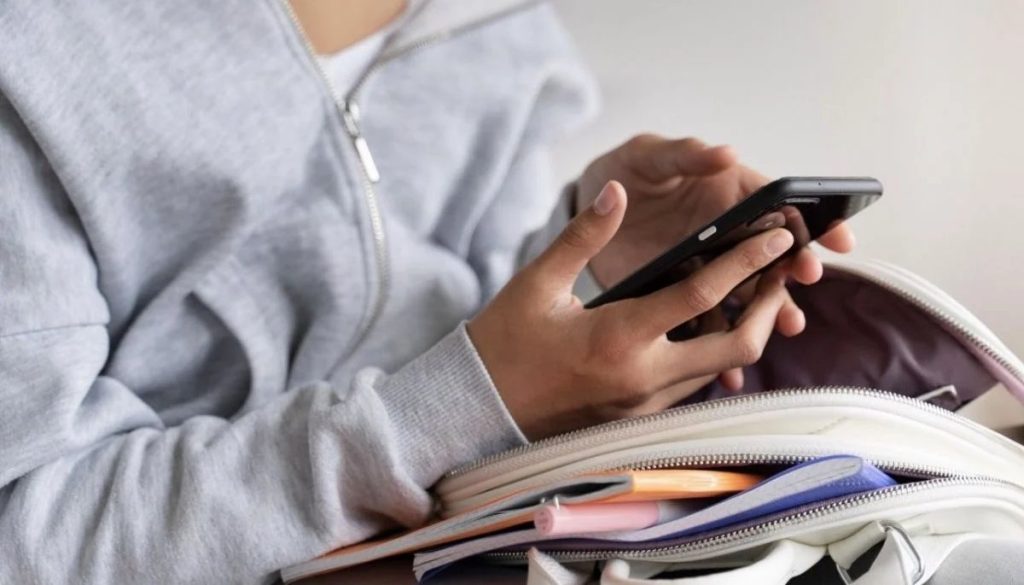 Senado Chileno Avanza en Ley para Regular Celulares en Escuelas