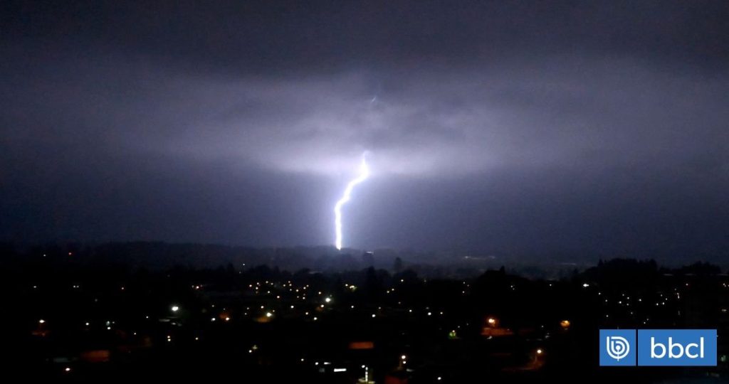 Intensas tormentas eléctricas amenazan la región Metropolitana