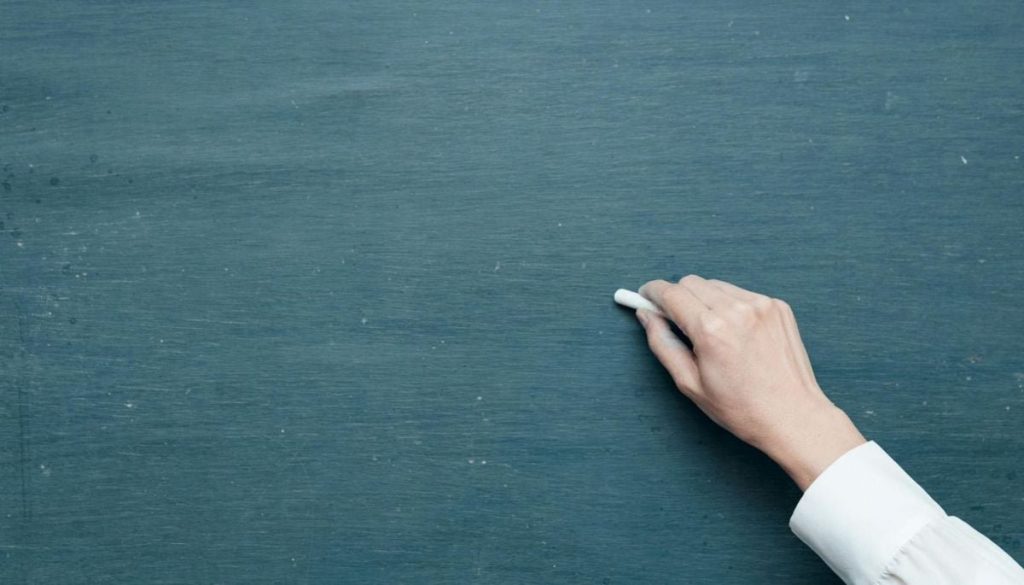 Estudiante de 14 años ataca a profesora de música en Francia.