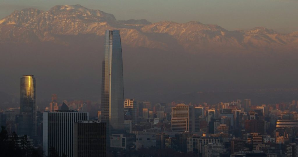 Contaminación en Santiago incrementa riesgo de Alzheimer, según estudio.