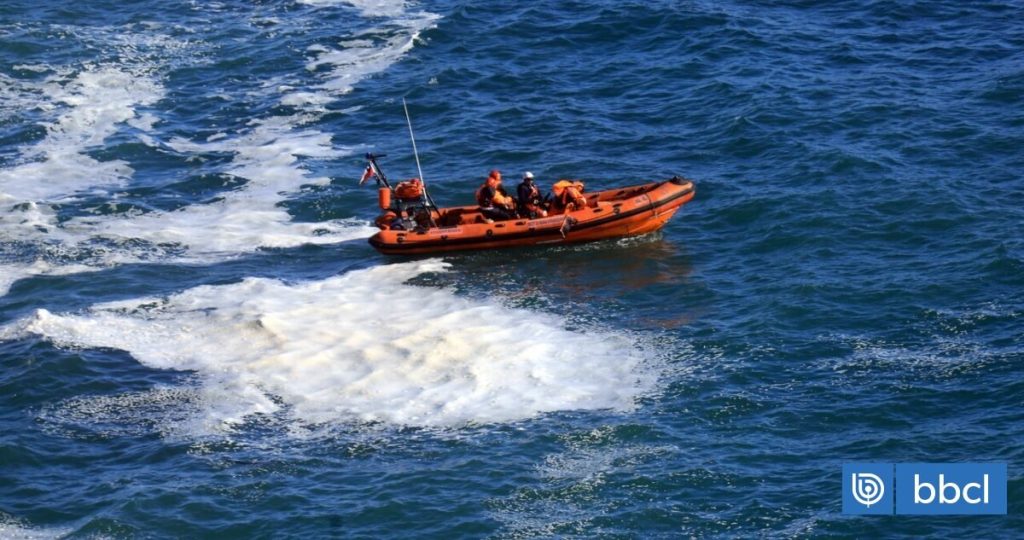 Búsqueda intensa en Valparaíso por joven desaparecido en el mar.