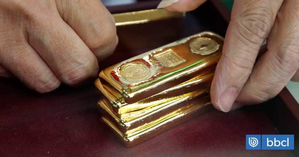 El oro se debilita mientras el dólar avanza tras la decisión de la Fed