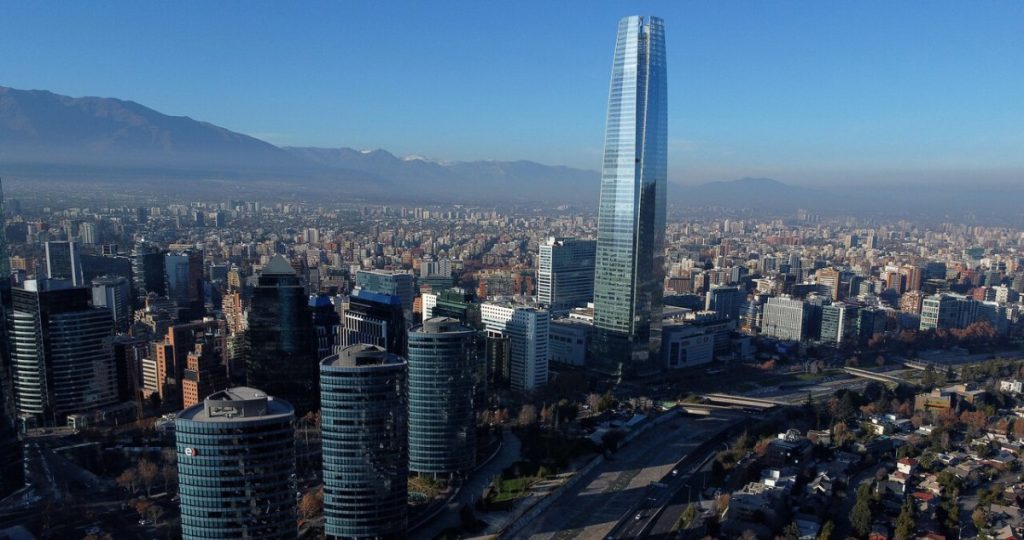 Fitch destaca la estabilidad económica de Chile a pesar de desafíos globales.