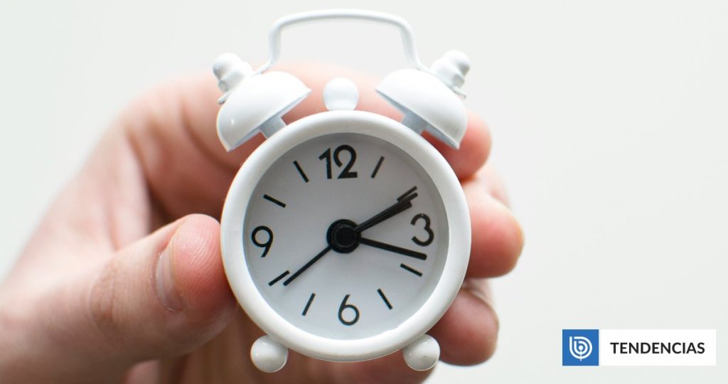 Cambio de hora podría incrementar riesgos para la salud, según estudio.