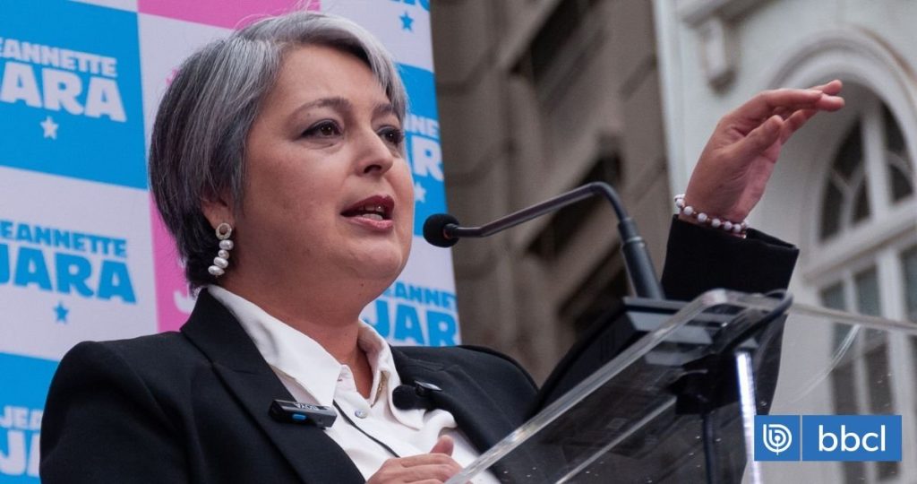 Jeannette Jara busca atraer el voto indeciso en la carrera presidencial.