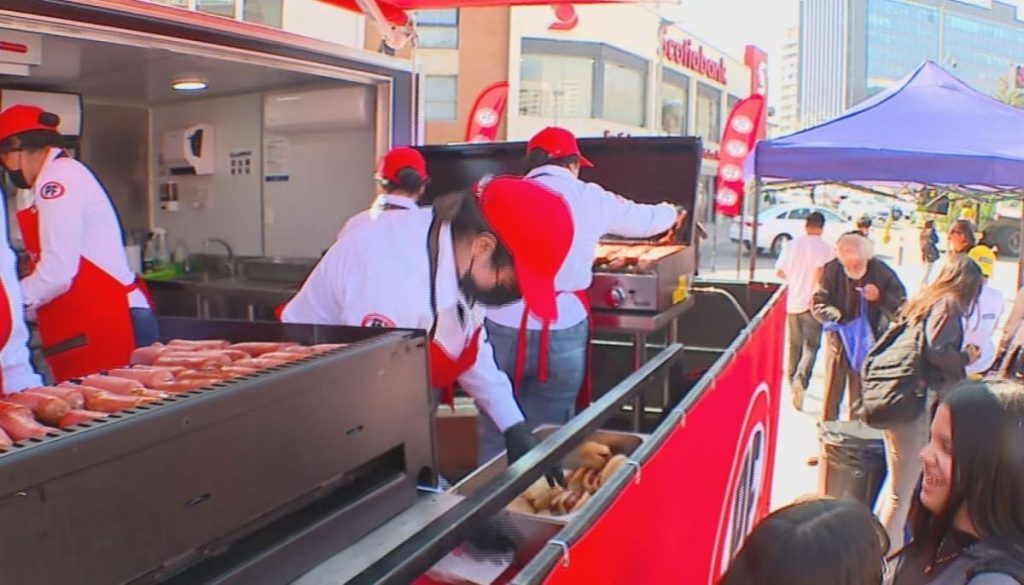 Choripanes Gratis Revitalizan Plaza Egaña en Ñuñoa