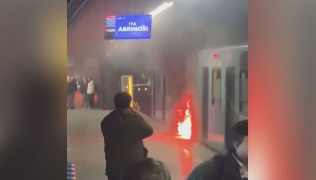 Explosiones en Línea 5 del Metro de Santiago: caos y evacuaciones.