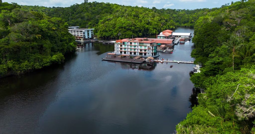 Descubre el Hotel Flotante en el Corazón del Amazonas
