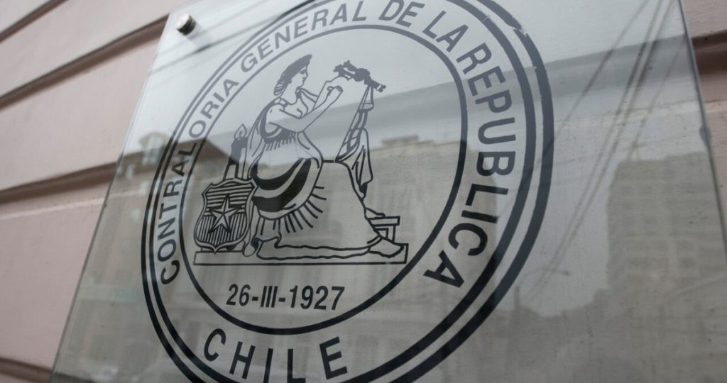 Contraloría Exonera a Funcionaria de Conadi por Publicación Controvertida
