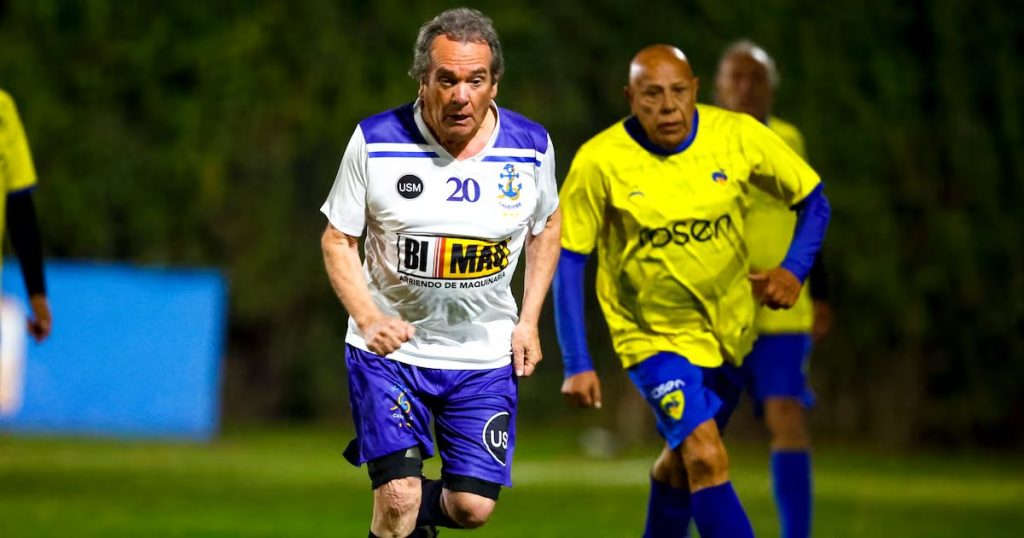 Fútbol senior: la liga para mayores de 74 años en Chile