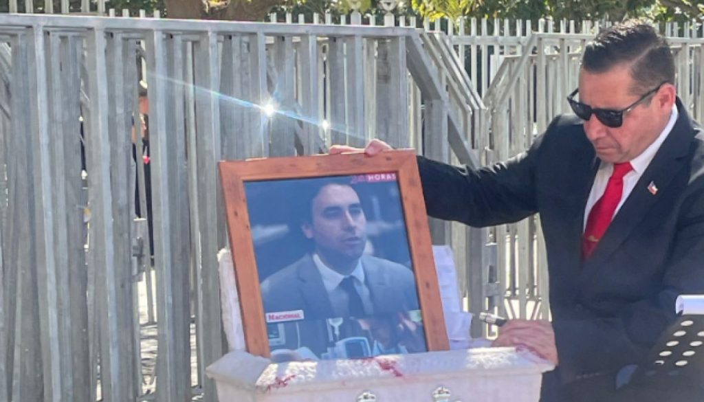 Diputado Mirosevic denuncia amenazas tras polémica por ataúd.